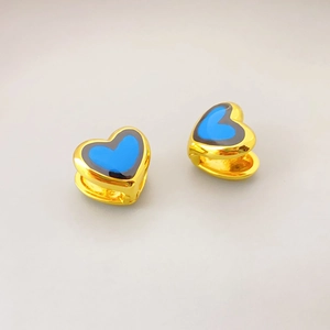 Orecchini a cerchio dorati a cuore in smalto blu e nero per donne eleganti