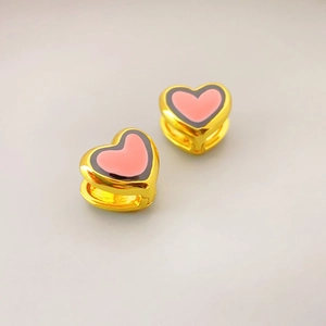 Orecchini a cerchio dorati con cuore in smalto rosa e bordo nero stile elegante