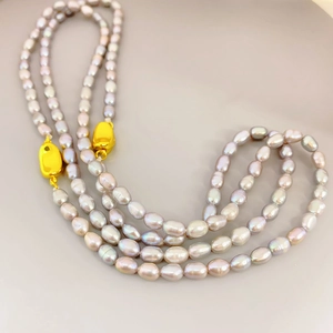 Collier de perles d'eau douce multicouche avec reflets gris et fermoirs dorés