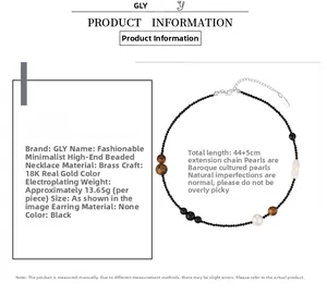 Détail du collier de perles baroques avec perles noires et laiton plaqué or 18 carats