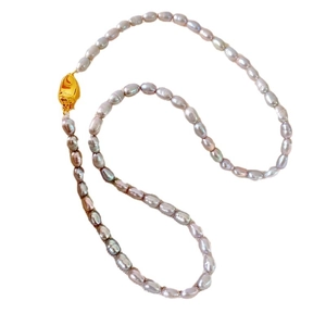 Collier élégant en perles d'eau douce grises avec fermoir en or sur fond blanc