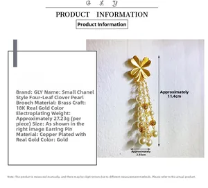 Détail d'une broche trèfle à quatre feuilles avec pompons de perles et placage or 18K