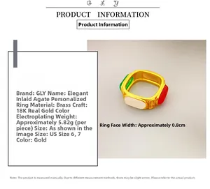 Detailansicht eines 18K vergoldeten quadratischen Rings mit farbenfrohen Achateinlagen in rot und grün