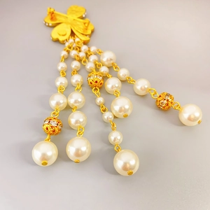 Broche trèfle doré à quatre feuilles avec perles et pompons de style vintage chic