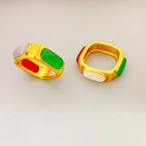 Vintage 18K vergoldete quadratische Ringe mit grünen, weißen und roten Achat und roten Achat-Steinen