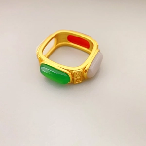 Quadratischer 18K vergoldeter Ring mit eingelegten roten weißen grünen Achaten