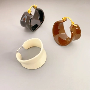 Créoles Épaisses En Forme De C Émail Glaçure Laiton Plaqué Or 18K Rétro Minimaliste Bijoux Géométriques Pour Femmes
