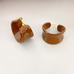 Boucles d'oreilles créoles C en émail marron chocolat avec fermoir doré pour femme