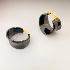 Boucles d'oreilles créoles en émail chocolat avec fermoir doré poli chic