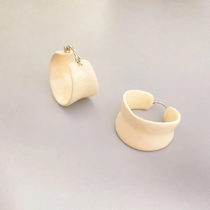 Boucles d'oreilles créoles en émail chocolat crème avec fermoirs argentés au design moderne