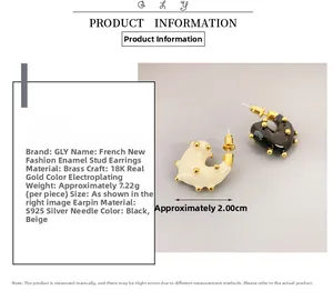 Dettagli degli orecchini in smalto che mostrano ottone e placcatura in oro 18K