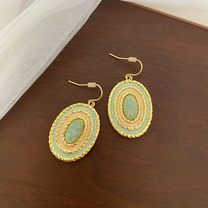 Boucles d'oreilles rétro dorées avec pierre amazonite et émail rose de style vintage