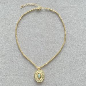 Collier vintage chaîne torsadée dorée avec pierre précieuse vert clair et pendentif émail