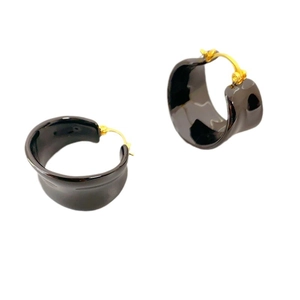 Boucles d'oreilles créoles en émail marron chocolat avec accents dorés sur fond blanc