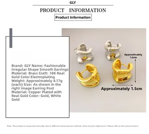 Détail de boucles d'oreilles irrégulières plaquées or 18 carats de 1,6 cm