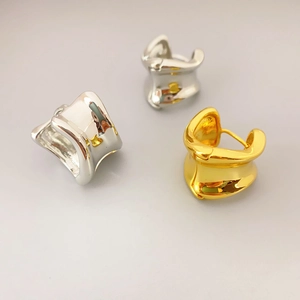 Boucles d'oreilles géométriques fluides irrégulières en finitions or et argent poli