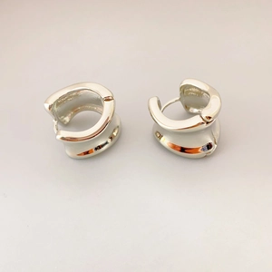 Boucles d'oreilles huggie argentées minimalistes avec un design incurvé épais et poli brillant