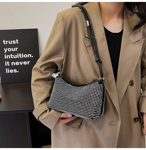 Détails des strass argentés sur un sac à bandoulière en similicuir noir de qualité