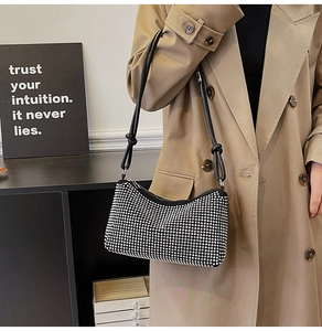 Détail d'un sac à bandoulière en strass étincelants avec une bandoulière en cuir nouée