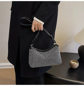 Détail d'un sac à bandoulière en strass brillant avec poignée en similicuir noir nouée