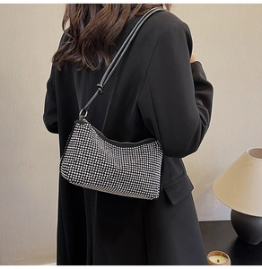 Détail d'un sac hobo scintillant en strass avec base noire et rivets argentés chic