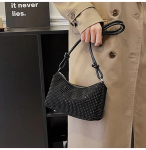 Détail du sac à bandoulière en strass noirs avec bandoulière en cuir nouée unique