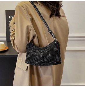 Détail du sac bandoulière en strass noirs avec bandoulière en cuir nouée et fini brillant