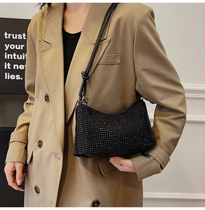 Sac à bandoulière en strass noir stylisé avec un blazer kaki pour un look professionnel