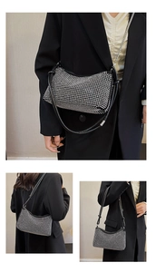 Détail du sac porté épaule en strass noirs avec cristaux et chaîne argentée