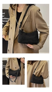Détails du sac bandoulière noir scintillant en strass avec deux options de bretelles
