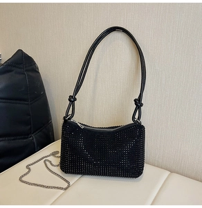 Détail du sac épaule en strass noirs avec texture perlée et bandoulière en chaîne