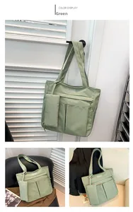 Detalle del bolso tote de nailon verde con bolsillos funcionales y un sobre pequeño