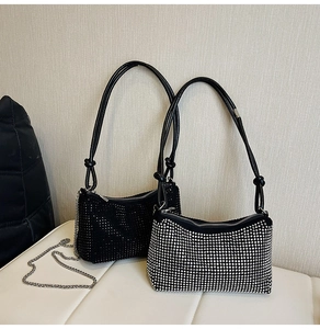Détail de sacs à bandoulière en strass noir et argent avec des poignées en cuir nouées