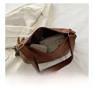 Innenansicht der braunen Ledertasche mit großem Fassungsvermögen für Schirm und Geldbörse