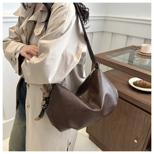 Große dunkelbraune Tote-Bag aus weichem PU-Leder mit Hasen-Anhänger am Modell