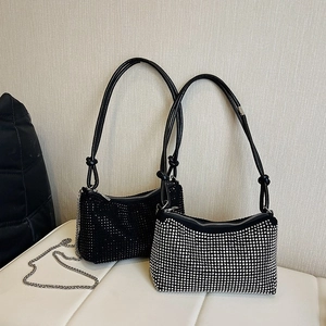 Sac sous le bras orné de strass avec bandoulière en cuir nouée et chaîne métallique