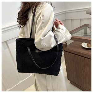 Dettaglio borsa shopper nera in peluche con manici in pelle e logo Fashion giallo