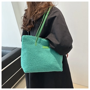Dettaglio della borsa tote in pile verde con patch in pelle Fashion e tracolla