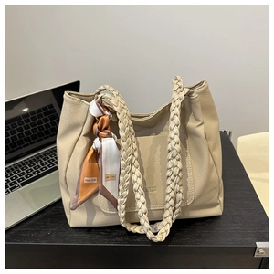 Borsa tote in pelle beige con manico intrecciato e foulard di seta decorativo