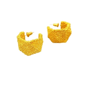 Boucles d'oreilles dorées en forme de C avec texture lave et surface métallique unique