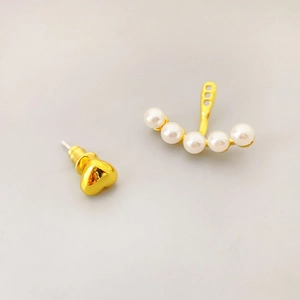 Minimalist gold-plated heart stud earrings with detachable white pearl jacket accessory
