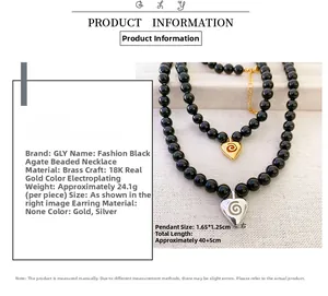 Détail du collier de perles d'onyx 7mm avec pendentifs en forme de cœur dorés et argentés