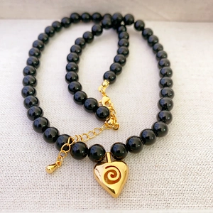 Collier en perles d'onyx noir 7mm avec pendentif coeur doré à texture en spirale