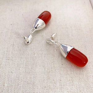 French capsule-shaped agate stud earrings with 925 silver pin and red resin finish