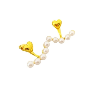 Elegant gold heart earrings with wave-patterned pearl chain on a clean white background