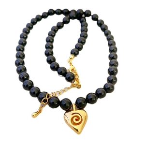 Collier de perles en agate noire 7mm avec pendentif cœur doré à gravure en spirale