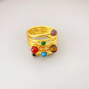 Bague spirale dorée de style français ornée de pierres précieuses multicolores