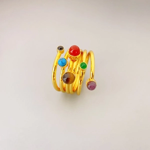 Bague spirale dorée de style français ornée de pierres multicolores à plusieurs couches