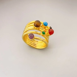 Bague multicouche dorée style français ornée de pierres sphériques colorées pour femme