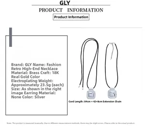 Détails de deux colliers à pendentif carré avec cordons noirs de deux longueurs